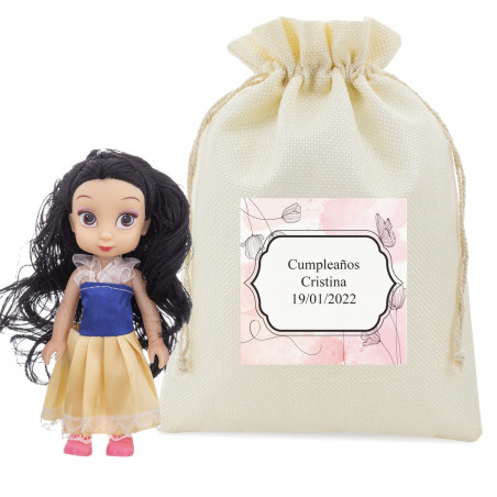 Bambola principessa in una borsa di stoffa con un adesivo personalizzato