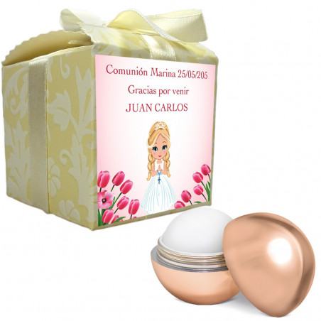 Balsamo per labbra rosa confezionato in una scatola con adesivo per la comunione personalizzato con il nome dell'invitato.