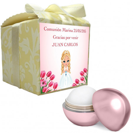 Balsamo per labbra rosa presentato in una scatola con adesivo personalizzato per la comunione con il nome dell'ospite