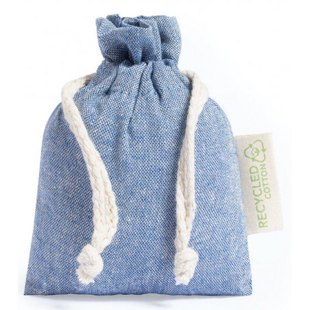 Portachiavi a forma di orsetto presentato in un sacchetto di stoffa con adesivo battesimo personalizzabile