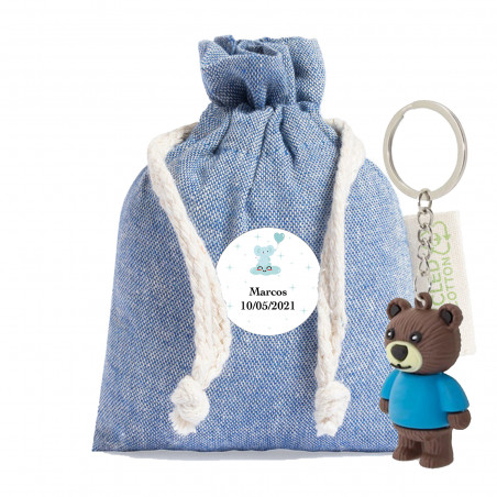 Portachiavi a forma di orso presentato in una borsa di stoffa con un adesivo per battesimo personalizzabile