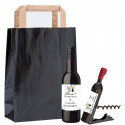 Bottiglia di vino personalizzata con cavatappi personalizzato presentata in sacchetto kraft nero
