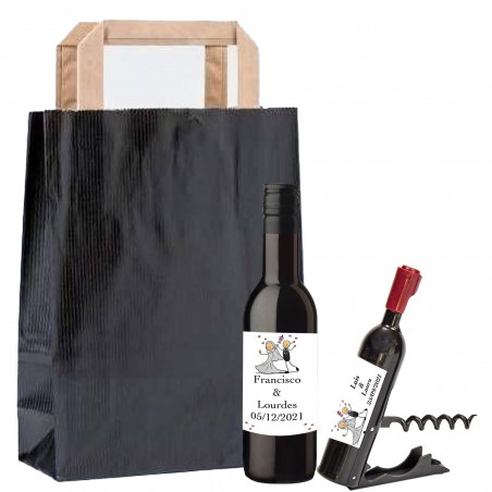 Bottiglia di vino personalizzata con cavatappi presentata in un sacchetto kraft nero