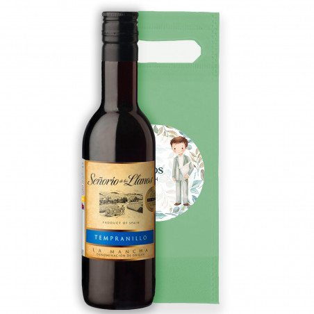 Vino personalizzato con un adesivo rotondo personalizzato per la comunione del bambino presentato in una borsa verde