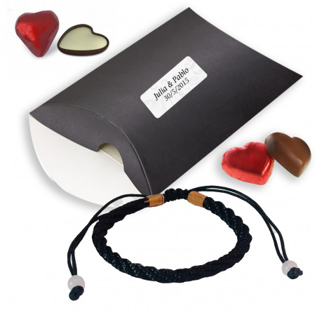Bracciale da uomo e cioccolatini a forma di cuore presentati in una scatola nera personalizzata per matrimoni ed eventi