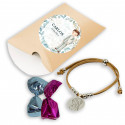 Bracciale con medaglia della Vergine Maria e cioccolatini in una custodia personalizzata per la comunione di un bambino.