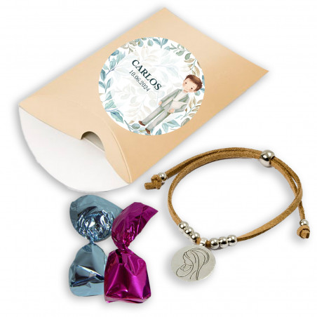Bracciale con medaglia della Vergine Maria e cioccolatini in una custodia personalizzata per la comunione di un bambino.