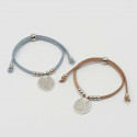 Bracciale con medaglia della Vergine Maria e cioccolatini in una custodia personalizzata per la comunione di un bambino.