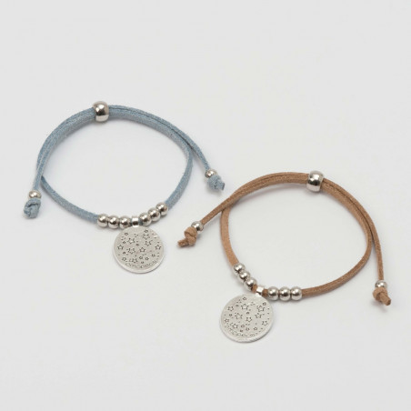 Bracciale con medaglia della Vergine Maria e cioccolatini in una custodia personalizzata per la comunione di un bambino.