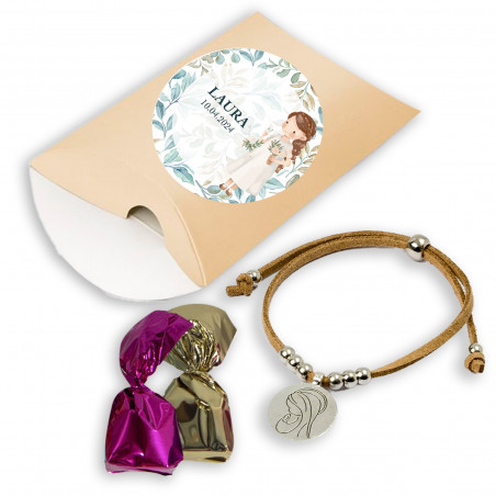Bracciale della Vergine Maria con cioccolatini in una scatola personalizzata per la comunione di una bambina.