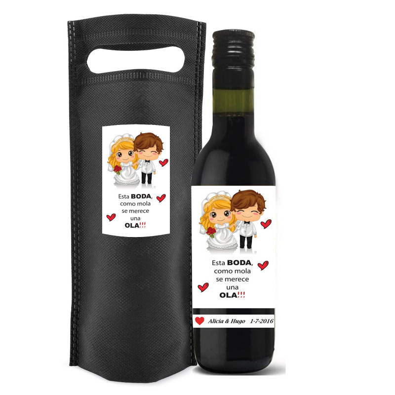 Bottiglia di vino con adesivi per matrimonio