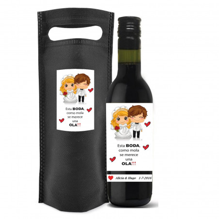 Bottiglia di vino con adesivi per matrimonio