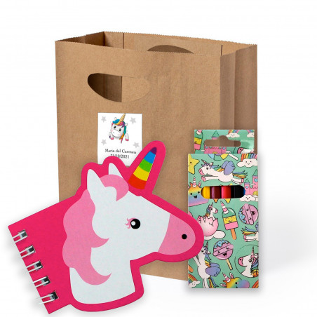 Quaderno e pastelli unicorno in una scatola unicorno in una borsa con un adesivo personalizzato per i dettagli