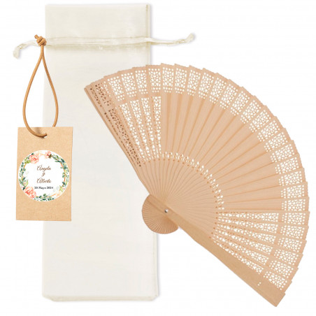 Ventaglio in legno in un sacchetto di organza con bigliettino personalizzato da appendere come bomboniera per matrimonio.
