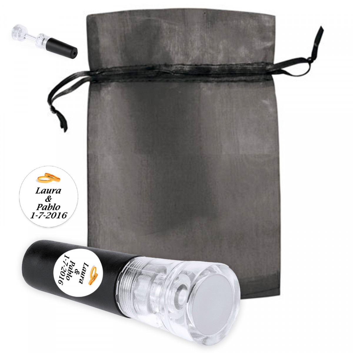 Tappo per bottiglia di vino personalizzato con pompa a vuoto in un sacchetto di organza per bomboniere di nozze.