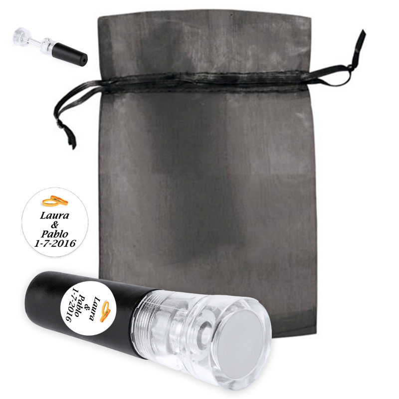 Tappo per bottiglia di vino personalizzato con pompa a vuoto in un sacchetto di organza per bomboniere di nozze.