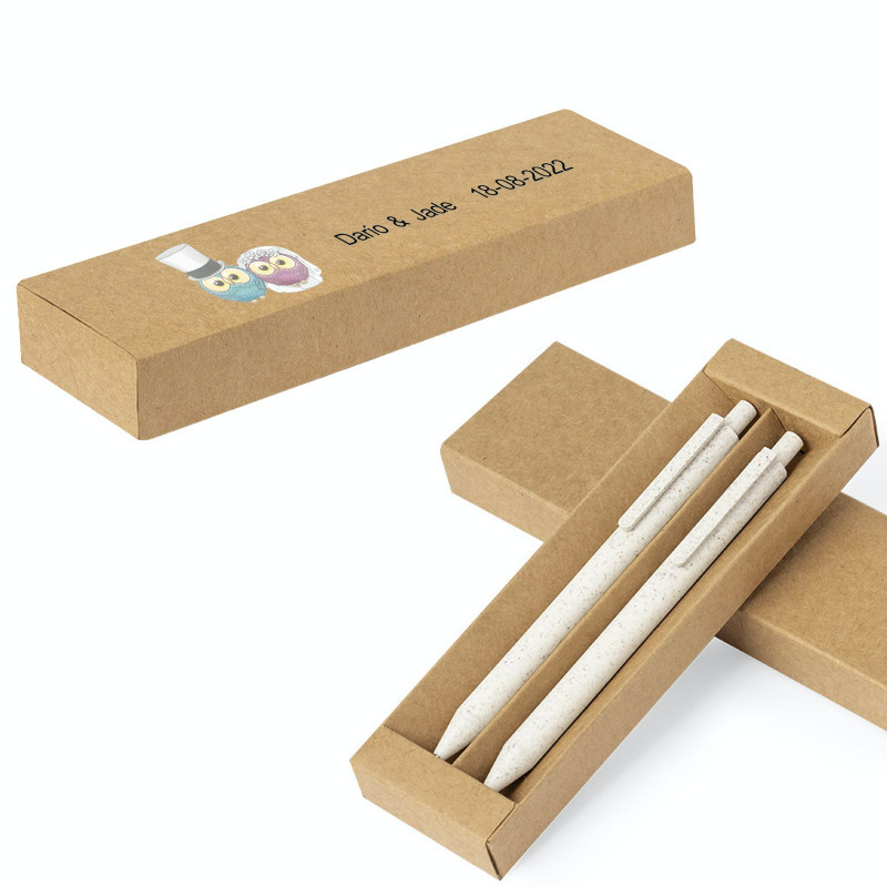 Penna e matita meccanica in un astuccio ecologico con adesivi personalizzabili per un matrimonio.