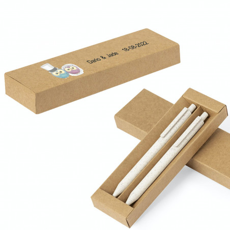 Penna e matita meccanica in un astuccio ecologico con adesivi personalizzabili per un matrimonio.