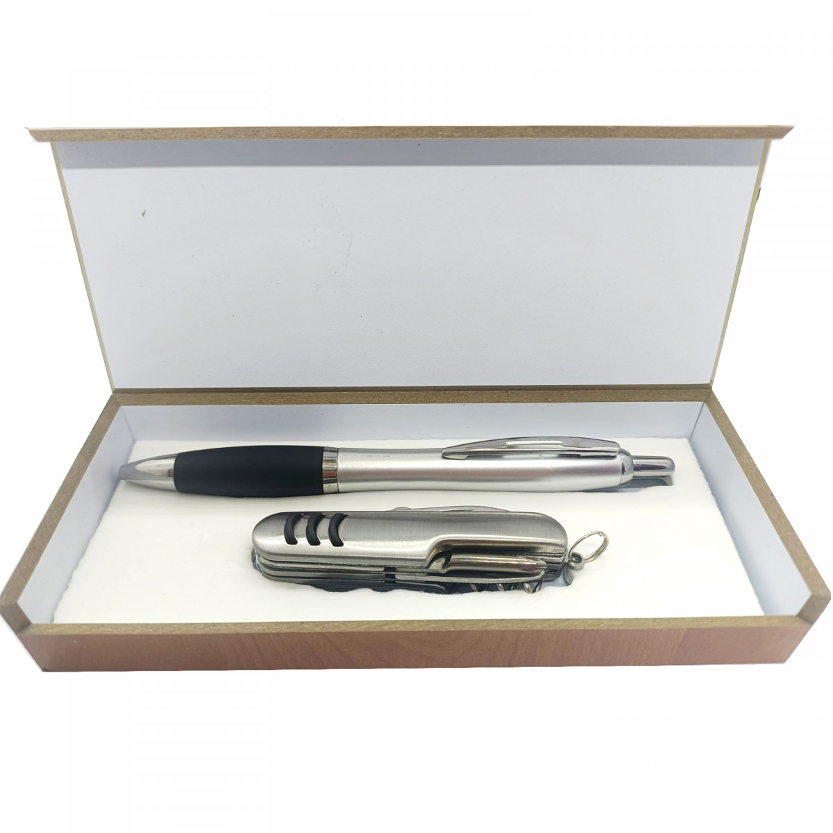 Scatola di legno con accessori