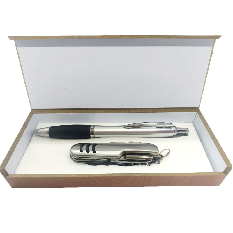 Scatola di legno con accessori