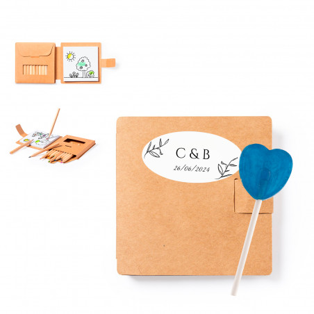 Astuccio personalizzato con disegni e matite colorate e un lecca-lecca con la lingua dipinta per i dettagli