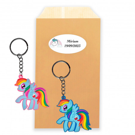 Portachiavi pony colorato in una busta kraft personalizzata per regali