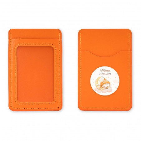 Porta biglietti arancione con adesivo personalizzato per il battesimo per i dettagli