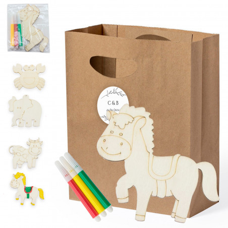 Figures en bois à colorier avec des marqueurs dans un sac avec un autocollant personnalisé pour les détails