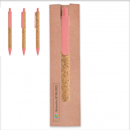 Penna rosa in paglia di grano in una custodia con un adesivo per il battesimo per i dettagli