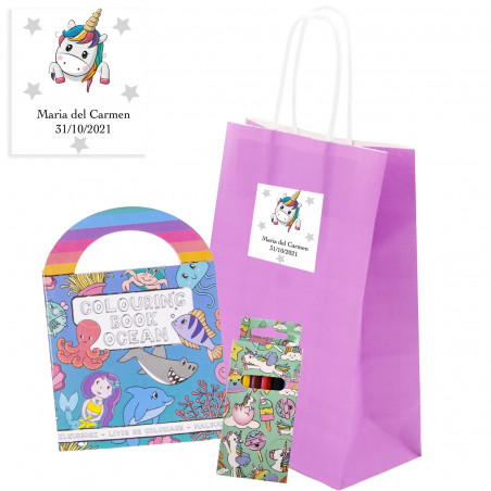 Libro da colorare con adesivi e matite colorate in una borsa personalizzata per bambine e bambini
