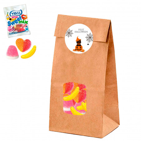 Mix di dolci in un sacchetto di carta con adesivo speciale di Halloween per i dettagli