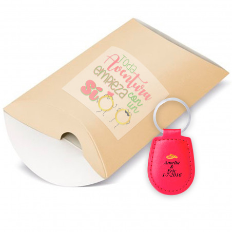 Portachiavi in similpelle personalizzato in una custodia in carta kraft con un simpatico adesivo per i dettagli