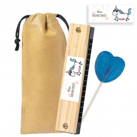 Armonica in legno personalizzata con adesivo e lecca-lecca in una borsa