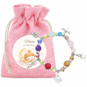 Bracciale con perline colorate e charms in una borsa di stoffa rosa e adesivo speciale per battesimo