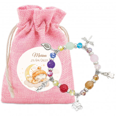 Bracciale con perline colorate e charms in una borsa di stoffa rosa e adesivo speciale per battesimo