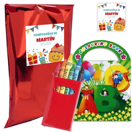 Libro da colorare con astuccio di pastelli rossi presentato in busta metallizzata e adesivo personalizzato per compleanno