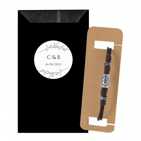 Bracciale in pelle con decorazioni argentate in busta nera con adesivo personalizzato con le iniziali per eventi