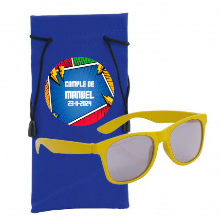 Occhiali da sole per bambini gialli in custodia blu con adesivo personalizzato di supereroi