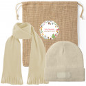 Sciarpa e cappello beige da regalare a una donna per Natale