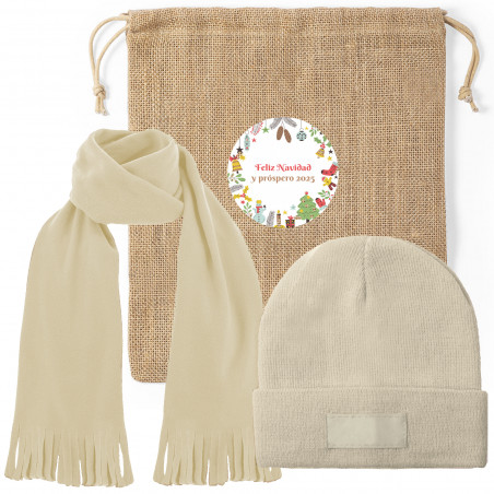 Sciarpa e cappello beige da regalare a una donna per Natale