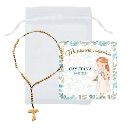 Rosario in legno con tau in borsa bianca di organza e biglietto ricordo di comunione per bambina