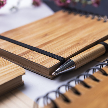 Taccuino tascabile con spirale e penna coordinata