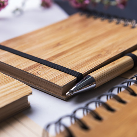 Taccuino tascabile con spirale e penna coordinata