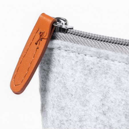 Portafoglio in feltro grigio con zip e tirante in poliuretano da regalare
