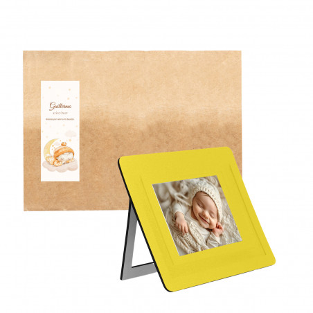 Tappetino portafoto giallo in busta di carta kraft personalizzata con adesivo per neonato per dettagli di battesimi