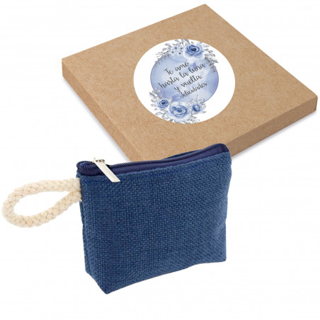 Portafoglio blu in poliestere presentato con scatola in cartone riciclato e adesivo personalizzato per un regalo