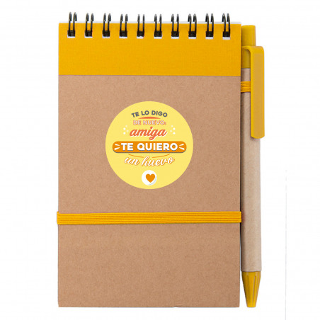 Quaderno e penna con simpatica etichetta per dettagli amiche