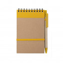 Quaderno e penna con simpatica etichetta per dettagli amiche