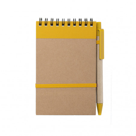 Quaderno e penna con simpatica etichetta per dettagli amiche