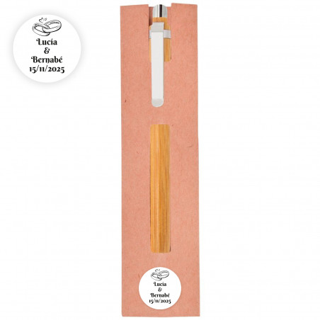 Penna in bamboo presentata in una custodia con adesivo alleanze personalizzabile per dettagli matrimonio